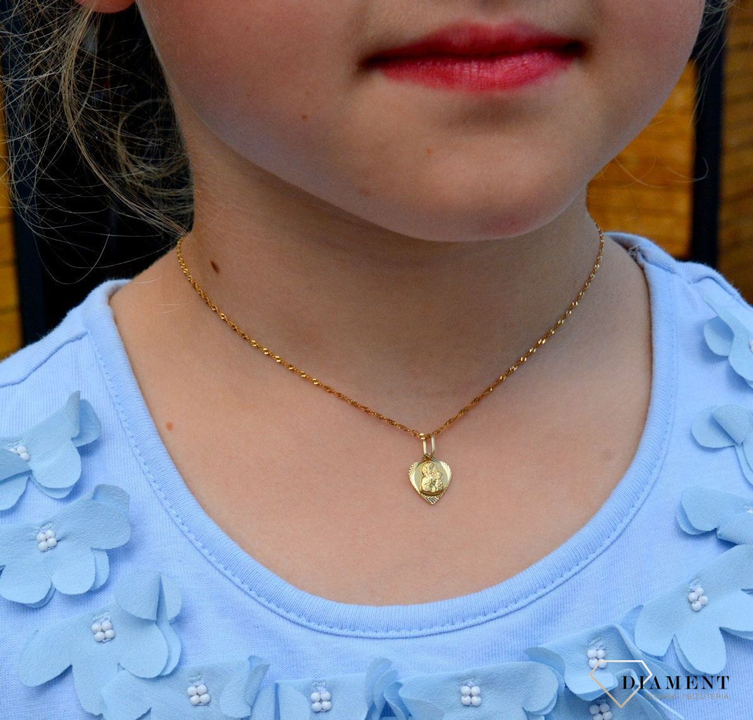 Złota zawieszka 333 medalik serce Matka Boska Częstochowska ZA 762 333. Tradycyjny medalik w połączeniu z nowoczesną odsłoną, będzie świetnym prezentem dla chłopca czy dziewczynki na chrzest, bierzmowanie lub komunie..jpg